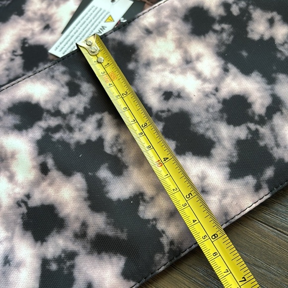 Olivia Miller Dylan,Large zip top tote w/wristlet bag,tie dye, multi-use,light - Picture 15 of 16